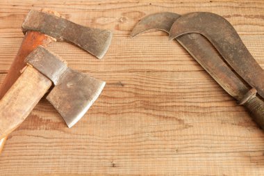 İki tarihli ve satırlar ve billhooks ahşap arka plan üzerinde kullanılan