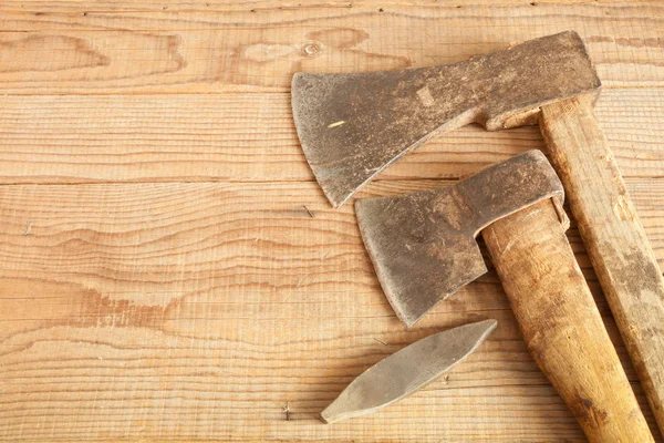 Dos cuchillas fechadas y usadas sobre fondo de madera — Foto de Stock