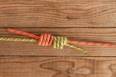 İki dağ halatlar üzerinde ahşap arka plan arasında kavşak