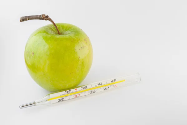 Zöld alma és hőmérő — Stock Fotó