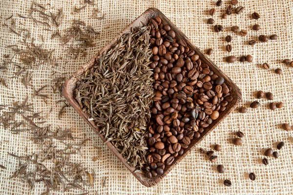 Dried tea leaves and roasted coffee beans: theine vs caffeine — Stock Photo, Image