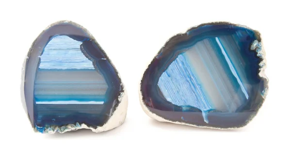 Secção de um geode branco e azul em fundo branco — Fotografia de Stock