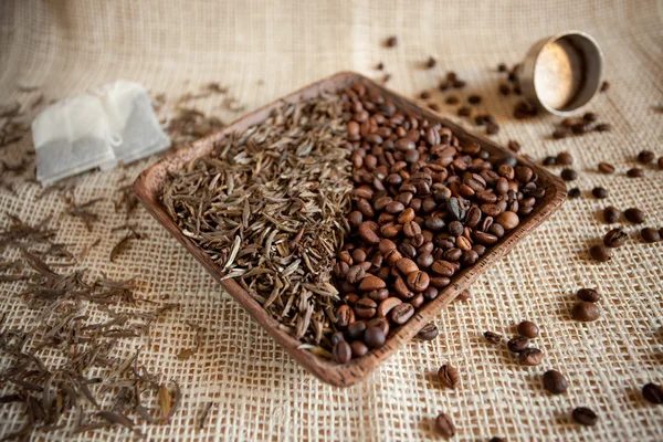 Hojas de té secas y granos de café tostados: teína vs cafeína — Foto de Stock