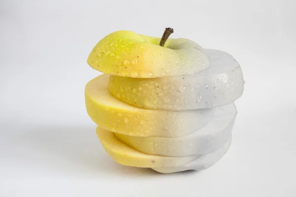 Single yellow apple cut into horizontal slices — Stock Photo, Image