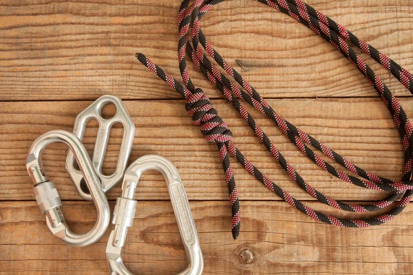 Equipamento de montanha para escalar em fundo de madeira — Fotografia de Stock