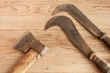 tarihli ve kullanılan satır ve ahşap arka plan üzerinde iki billhooks