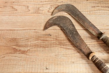 İki tarihli ve billhooks ahşap arka plan üzerinde kullanılan