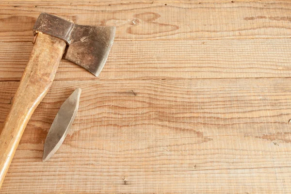 Daterad och begagnade cleaver på trä bakgrund — Stockfoto