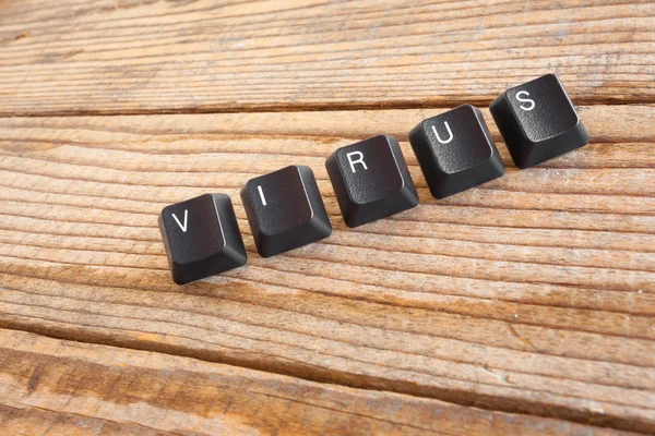 "VIRUS "escreveu com teclas de teclado em fundo de madeira — Fotografia de Stock