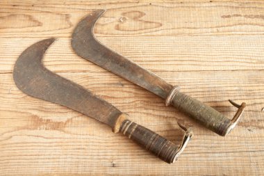 İki tarihli ve billhooks ahşap arka plan üzerinde kullanılan