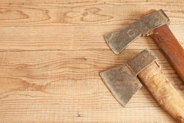 Dos cuchillas fechadas y usadas sobre fondo de madera — Foto de Stock