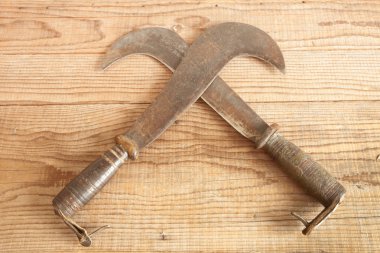 İki tarihli ve billhooks ahşap arka plan üzerinde kullanılan