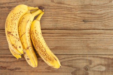 ahşap masa üzerinde dört muz