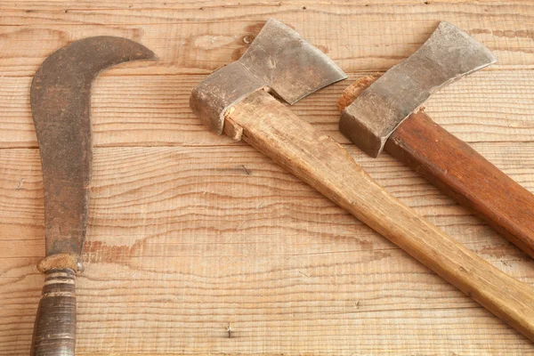 Dwa z dnia i używane tasaki i billhook na drewniane tła — Zdjęcie stockowe
