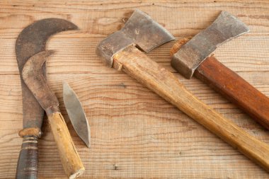 İki tarihli ve satırlar ve billhooks ahşap arka plan üzerinde kullanılan