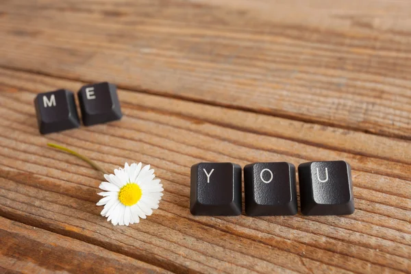 "vous et moi "écrit avec des touches de clavier sur fond en bois — Photo