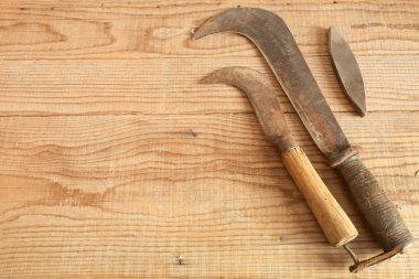 İki tarihli ve billhooks ahşap arka plan üzerinde kullanılan