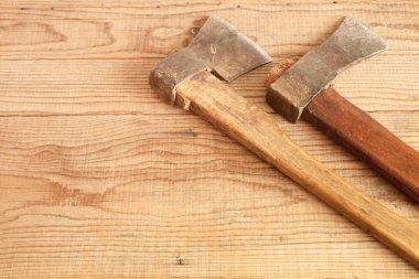 İki tarihli ve satırlar ahşap arka plan üzerinde kullanılan