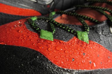 Dağ ayakkabıları için su geçirmez teknoloji