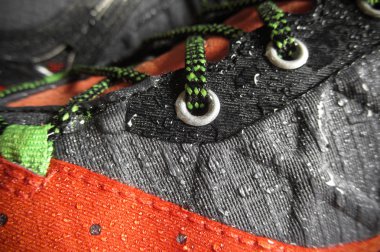 Dağ ayakkabıları için su geçirmez teknoloji