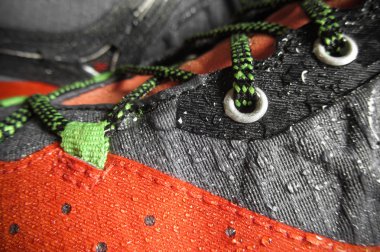 Dağ ayakkabıları için su geçirmez teknoloji