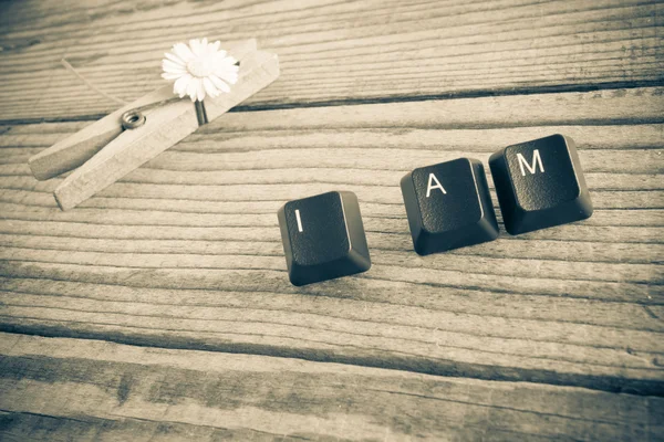 "Ik ben "schreef met toetsenbord toetsen op houten achtergrond, sepia effe — Stockfoto