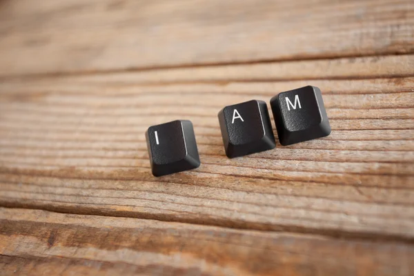 YO SOY escrito con teclas de teclado sobre fondo de madera — Foto de Stock