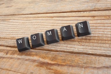 Kadın klavye tuşları ile ahşap arka plan üzerine yazdı.