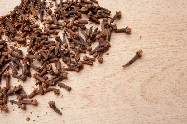 Clavo seco en fondo de madera — Foto de Stock