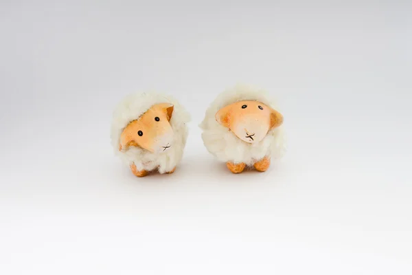 Duas ovelhas bonitos jogando juntos — Fotografia de Stock