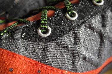 Dağ ayakkabıları için su geçirmez teknoloji