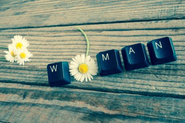 Kadın klavye tuşları ile ahşap arka plan üzerine yazdı.