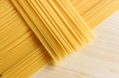 Ahşap yüzey üzerinde çapraz konumda İtalyan spagetti