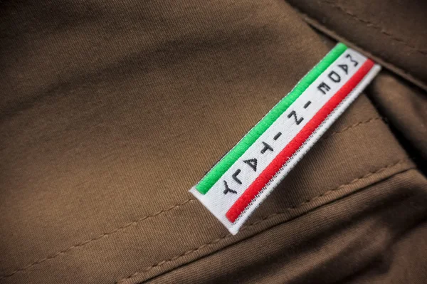 Etichetta Made in Italy su camicia di cotone marrone — Foto Stock