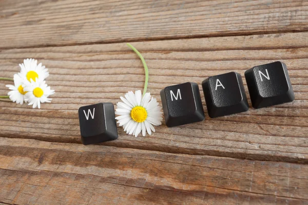 Žena napsal s klávesy klávesnice na dřevěné pozadí — Stock fotografie