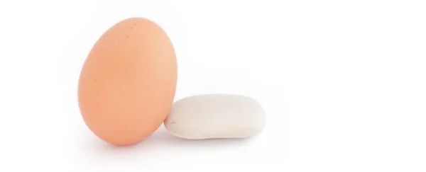 Jajko i kamień w tle — Zdjęcie stockowe