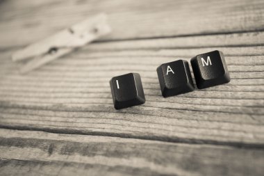 I Am ahşap arka plan üzerinde klavye tuşları ile yazdı siyah ve wh