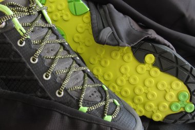 Dağ tırmanışı ayakkabı üzerinde odaklanmak