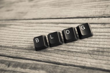 Blog klavye tuşları ile ahşap arka plan üzerine yazdı.