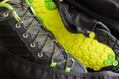 Dağ tırmanışı ayakkabı üzerinde odaklanmak