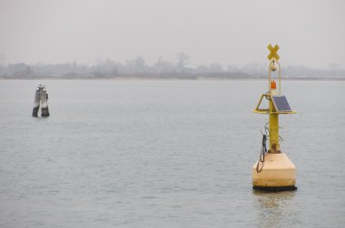 Deniz ışık işaretleri lagün içinde güneş paneli ile yüzer