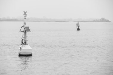 Deniz ışık işaretleri lagün, bla güneş paneli ile yüzer