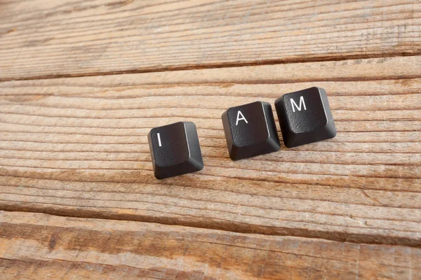 YO SOY escrito con teclas de teclado sobre fondo de madera — Foto de Stock