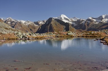 Bir dağ gölü İtalyan Alpleri'nde; hiçbir kişi civarında ile geç Sonbahar geldi.
