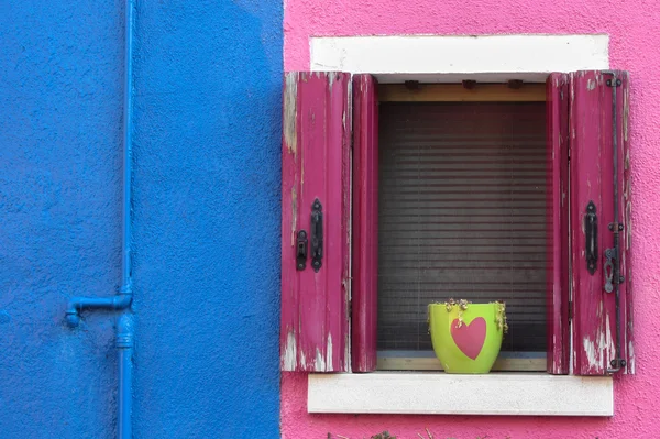 A szerelem, a Burano-sziget erkéllyel. Velence — Stock Fotó