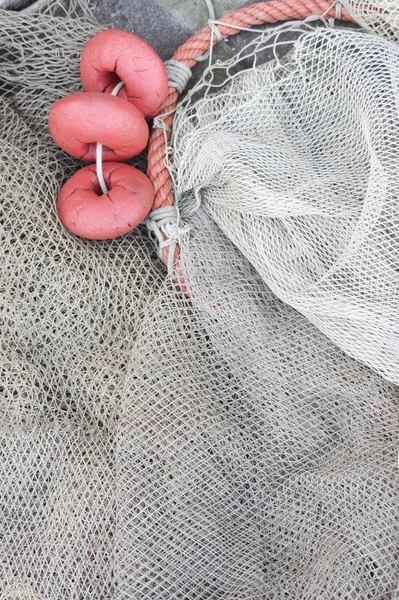 Rede de pesca usada com flutuadores — Fotografia de Stock