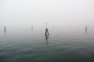 Lagoon tekne çevresinde bir kış sisli gün Venedik