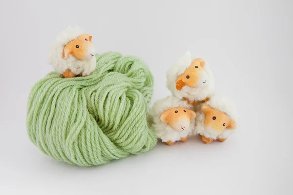 Ovelha bonito jogar em conjunto com uma bola de lã verde — Fotografia de Stock