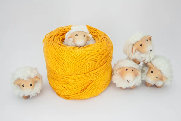 Ovelha bonito jogar em conjunto com uma bola de lã amarela — Fotografia de Stock