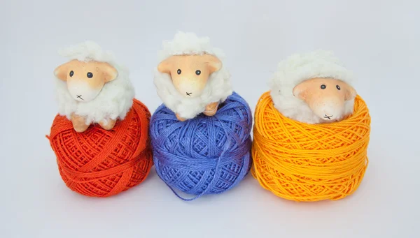Ovelha bonito jogar junto com bolas de lã colorida — Fotografia de Stock